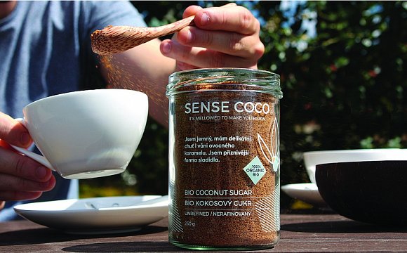 Sladký nektar květů kokosových palem